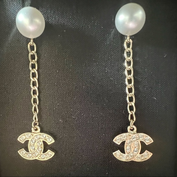 CHANEL CC Logo Dangling Gold Earrings w/Pearl & Crystals Fall 2020 - Picture 3 of 6